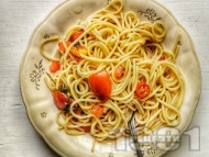 Рецепта Лесни обикновени спагети със зехтин и домати
